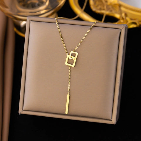 Interlocking Rings Necklace – Elegant Symbol of Connection & Love