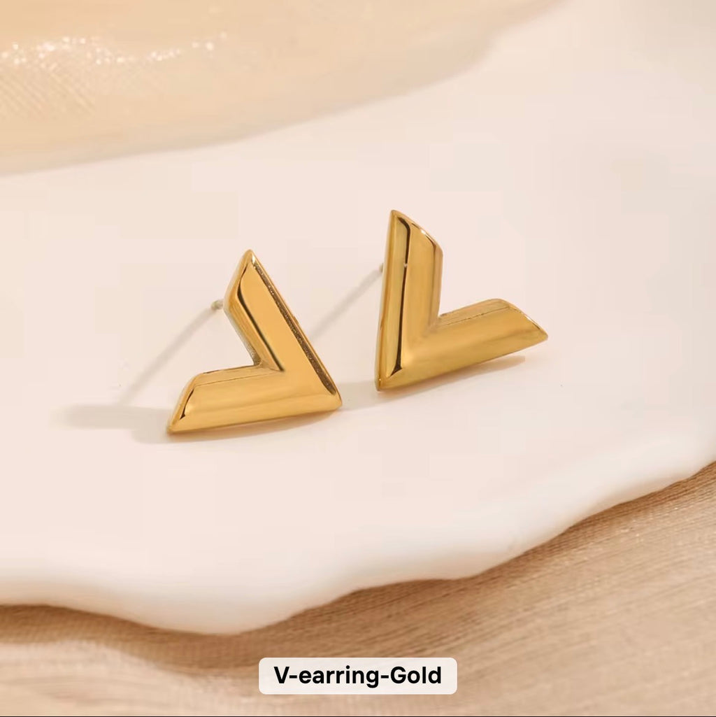 Gold V-Charm Jewelry Set
